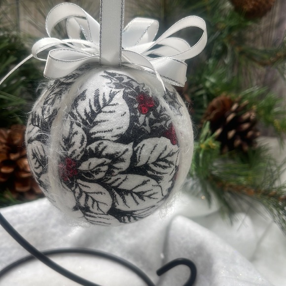 Handmade quilted ornament - Picture 4 of 5